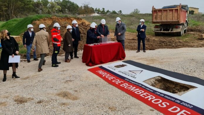 Primera piedra del parque de bomberos de Sacedón.