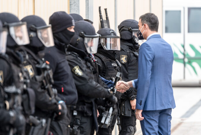 El presidente del Gobierno, Pedro Sánchez, da la mano a un agente durante una visita a la base operativa del Grupo Especial de Operaciones GEO. (Foto: Rafael Martín / EP)