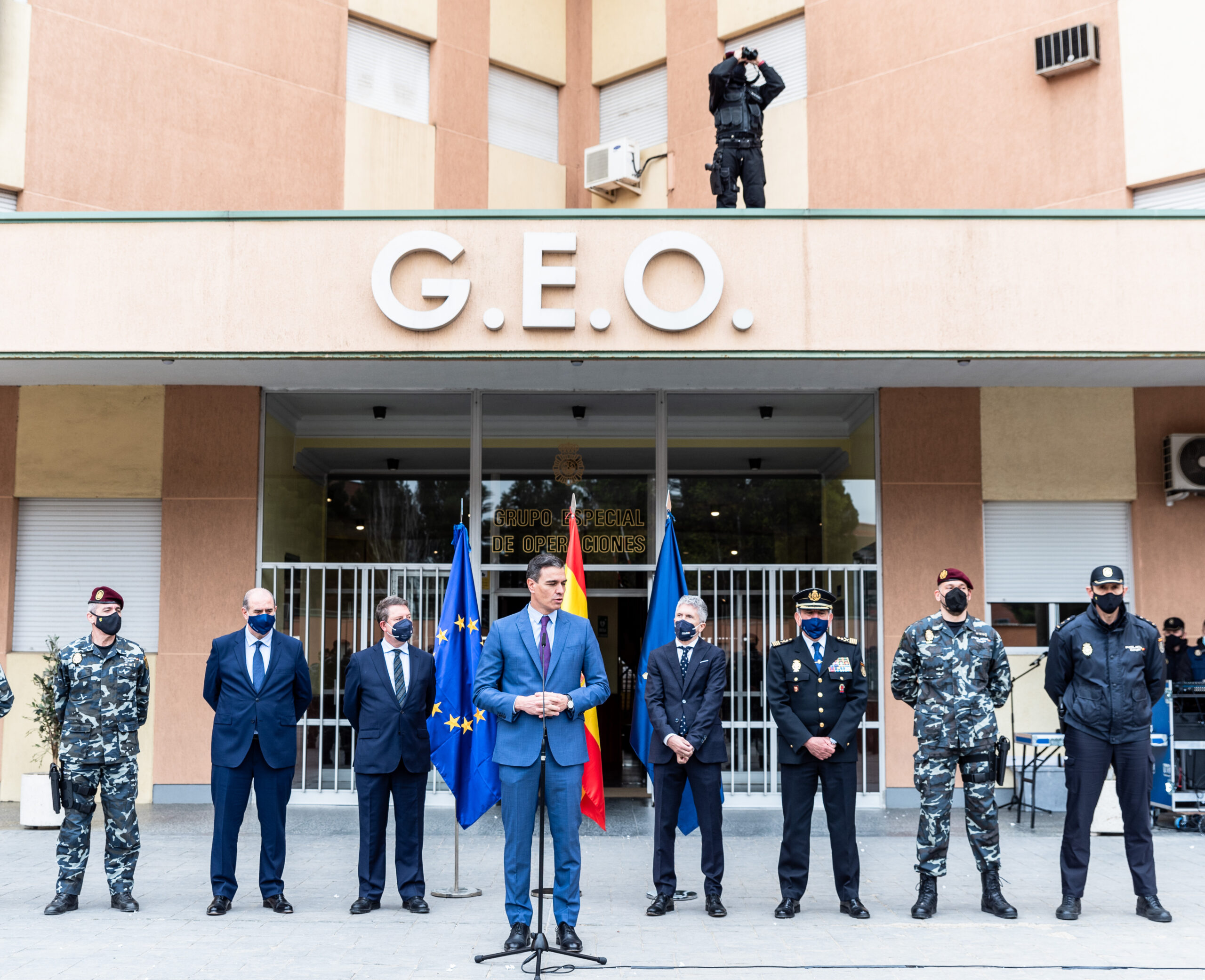Un "geo" otea el cielo con unos prismáticos mientras habla el presidente del Gobierno en el acuartelamiento del GEO en Guadalajara. (Foto: Rafael Martín / EP)