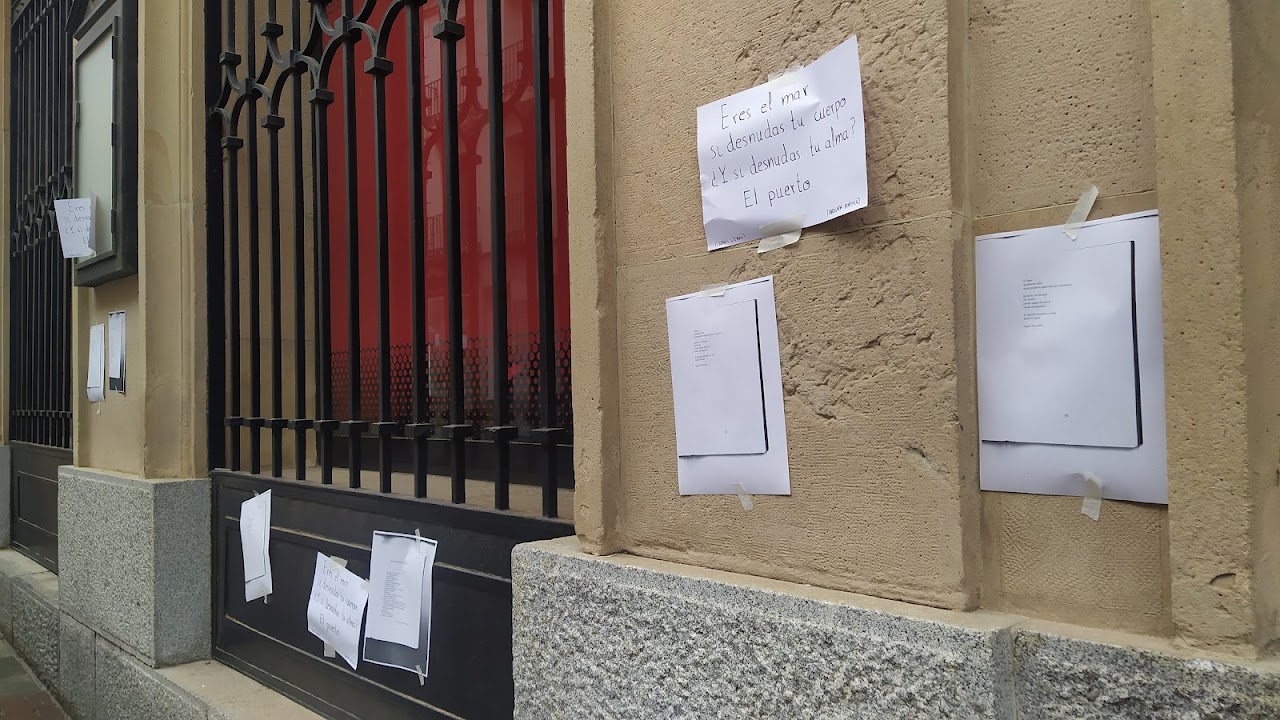 No son esquelas, sino versos fotocopiados y colocados en paredes y escaparates del centro de Guadalajara. (Foto: La Crónic@)