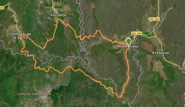 El recorrido propuesto es de 20 kilómetros en la comarca de los Pueblos Negros de Guadalajara.