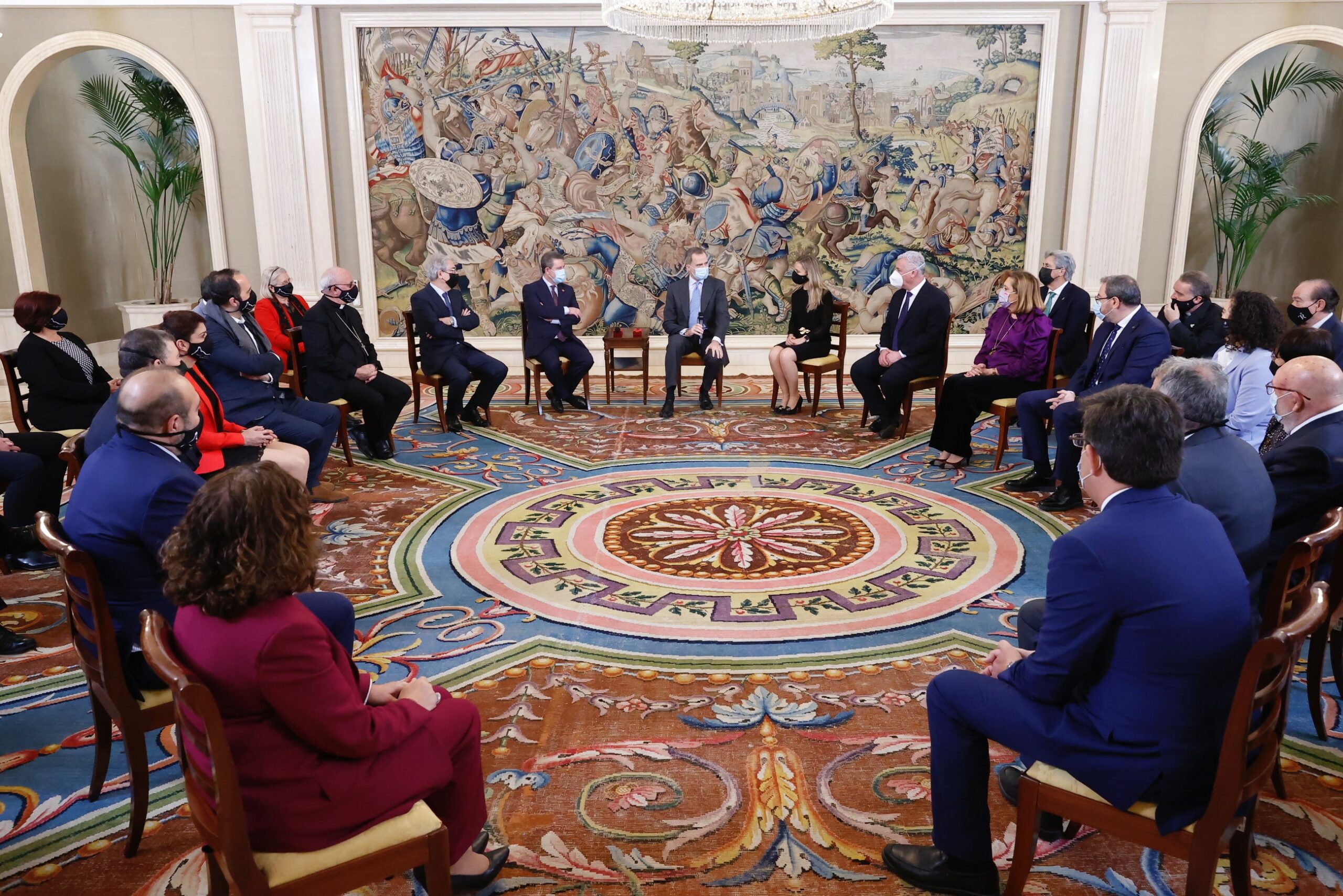 La alcaldesa. María Jesús Merino, ha hecho entrega a Felipe VI de un grabado que reproduce uno de los rincones más conocidos y bellos de Sigüenza.