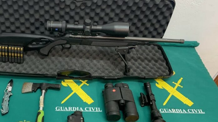 rifle-caza-furtiva Rifle decomisado, con mira telescópica con visión nocturna, apto para la caza furtiva. (Foto: Guardia Civil)
