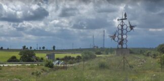 Rotonda de la Abejas, junto a la A-2 en Almadrones; al fondo, uno de los habituales controles de la Guardia Civil como el que originó estas detenciones. (Foto: Google Maps)