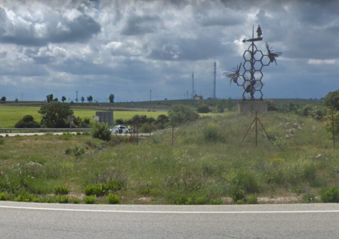 Rotonda de la Abejas, junto a la A-2 en Almadrones; al fondo, uno de los habituales controles de la Guardia Civil como el que originó estas detenciones. (Foto: Google Maps)