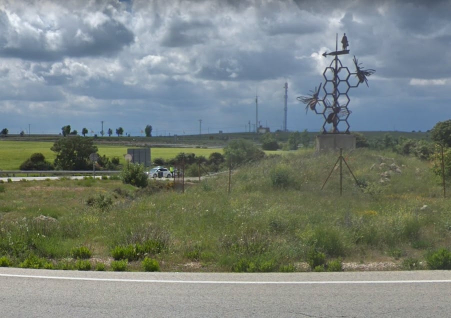 Rotonda de la Abejas, junto a la A-2 en Almadrones; al fondo, uno de los habituales controles de la Guardia Civil como el que originó estas detenciones. (Foto: Google Maps)