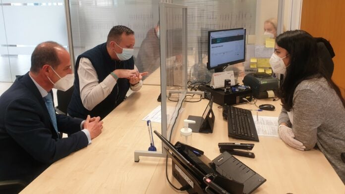 Un videointérprete ayudará a personas con problemas de audición de Guadalajara a realizar gestiones en el Ayuntamiento El alcalde de Guadalajara ha asistido a la presentación de este servicio para las