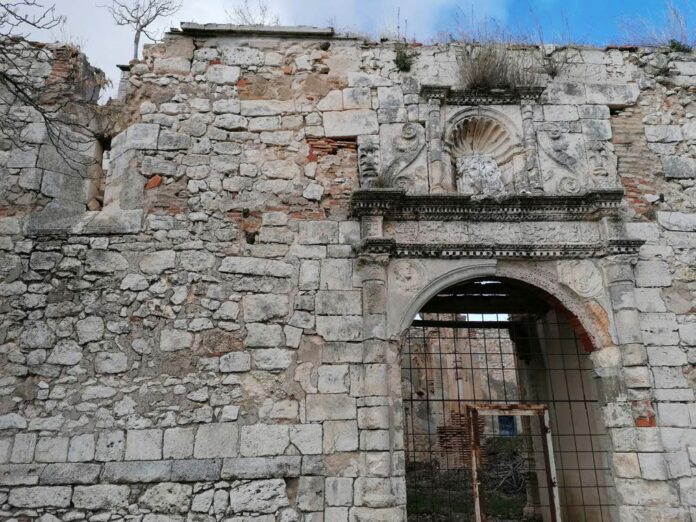 Los restos de esta iglesia de Trijueque son cada vez menos.