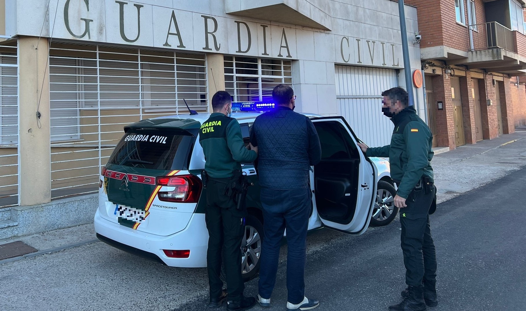 Uno de los detenidos, ante el cuartel de la Guardia Civil de Sigüenza.