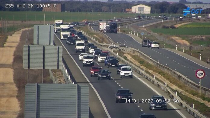 Alta densidad de tráfico el Jueves Santo en la A-2, a la altura del kilómetro 100 a primera hora de la mañana, por la Operación Salida de la Semana Santa. (Foto: DGT)