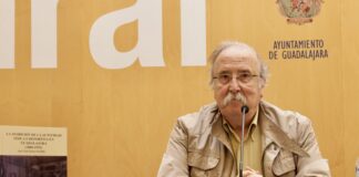 José Luis Pastor, con su último libro, presentado el 20 de abril de 2022 en Guadalajara.