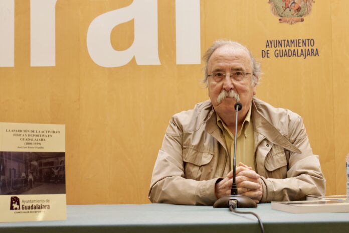José Luis Pastor, con su último libro, presentado el 20 de abril de 2022 en Guadalajara.