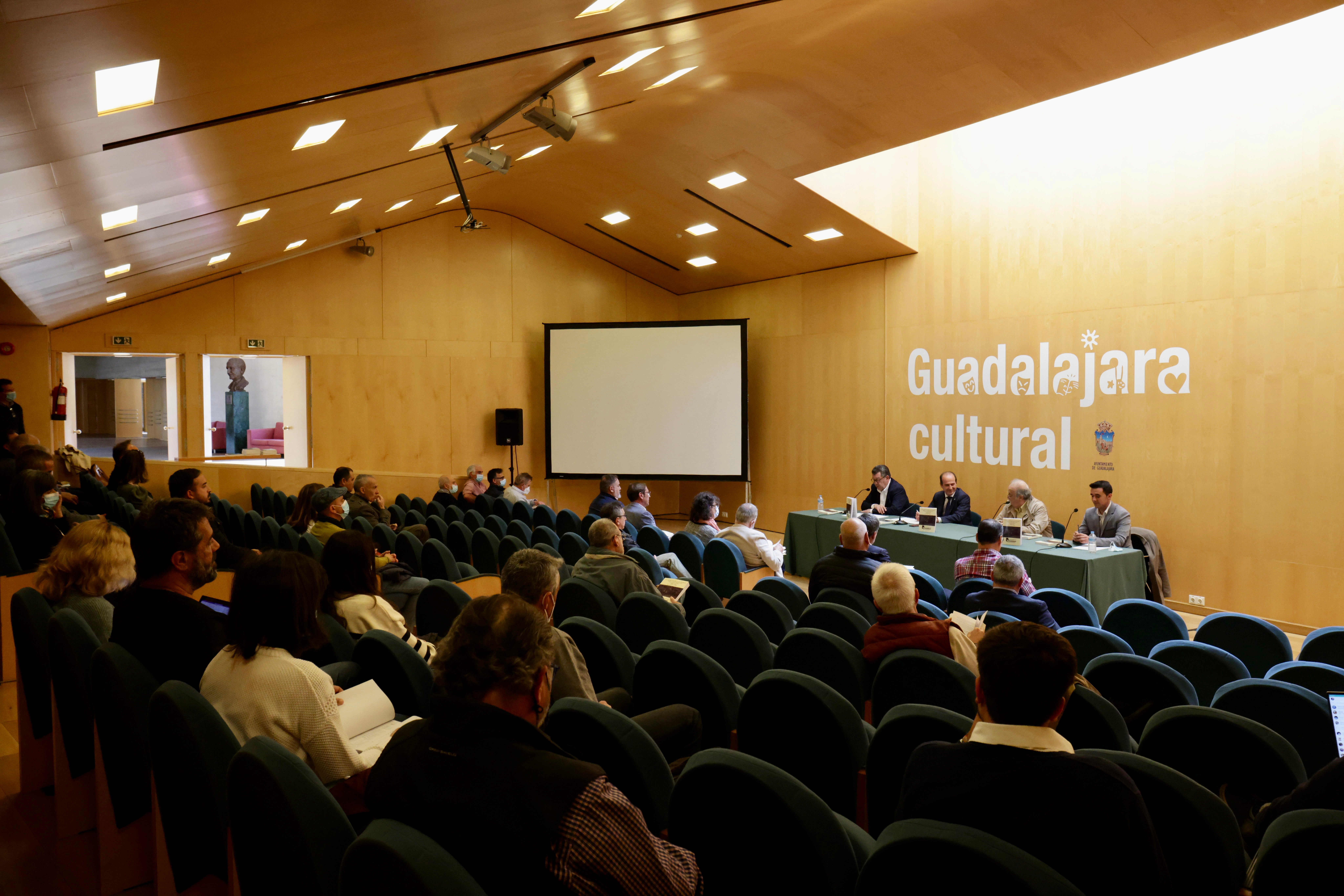 "La aparición de la actividad física y deportiva en Guadalajara (1800-1939)", de José Luis Pastor Pradillo, se ha presentado en la sala Tragaluz del Teatro Buero Vallejo, en Guadalajara.