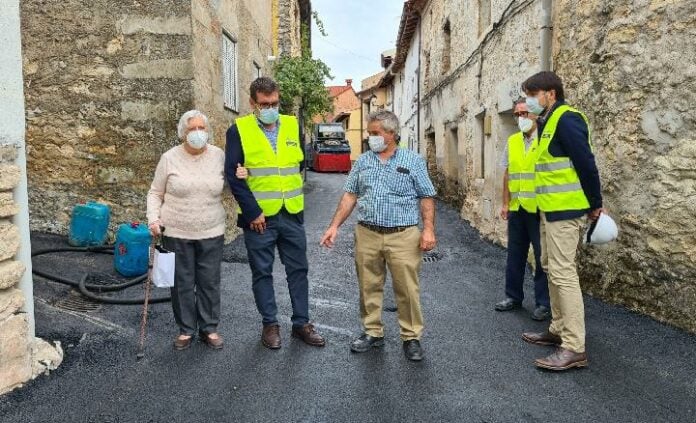 Asfaltado por parte de la Diputación en un pueblo de Guadalajara.