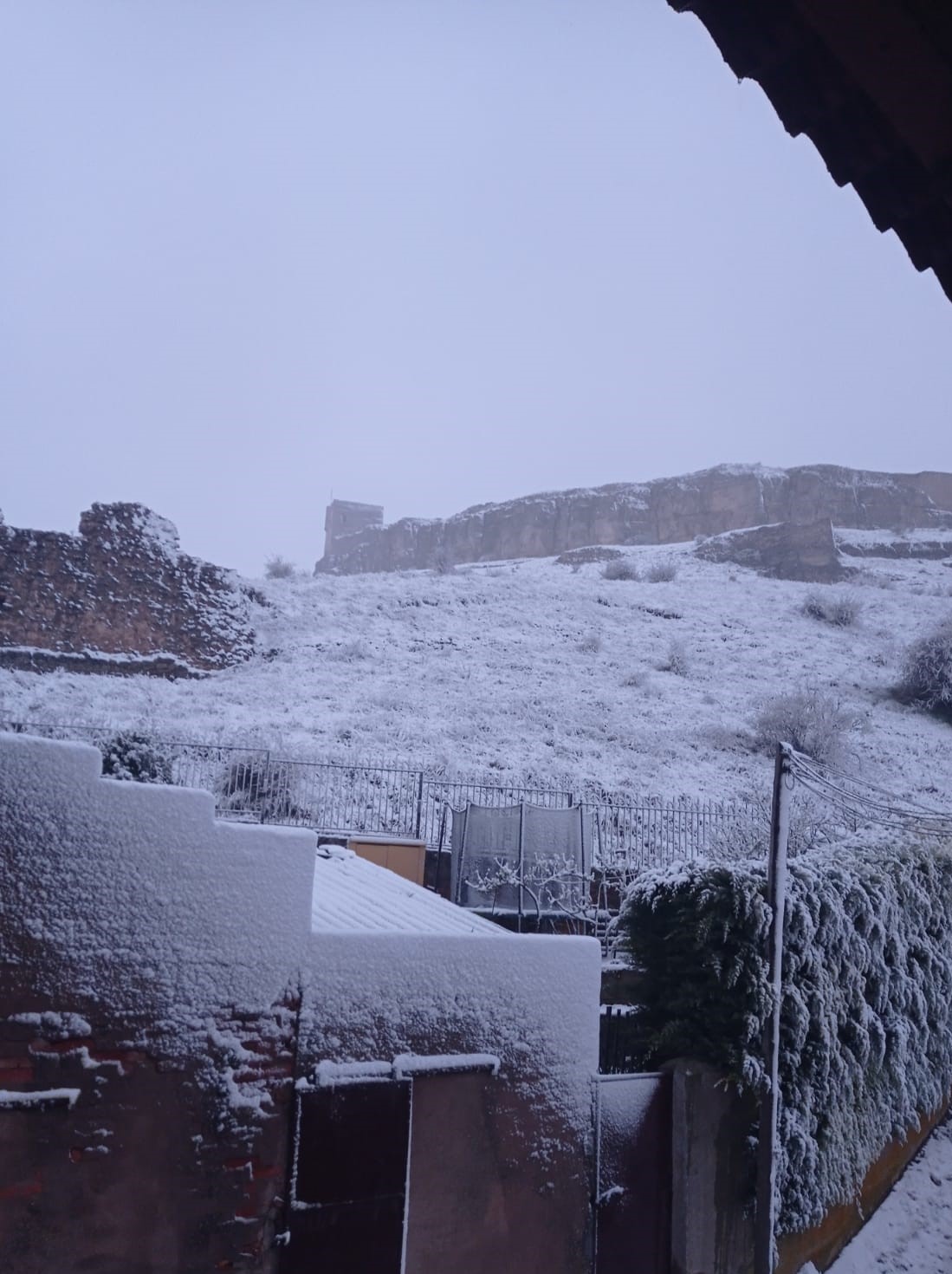 Atienza y su castillo bajo la nieve el 20 de abril de 2022. (Foto: Mari Carmen San Juan)
