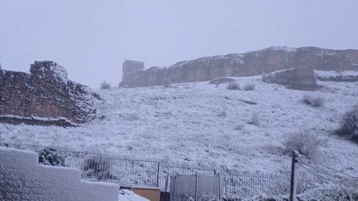 Atienza y su castillo bajo la nieve el 20 de abril de 2022. (Foto: Mari Carmen San Juan)