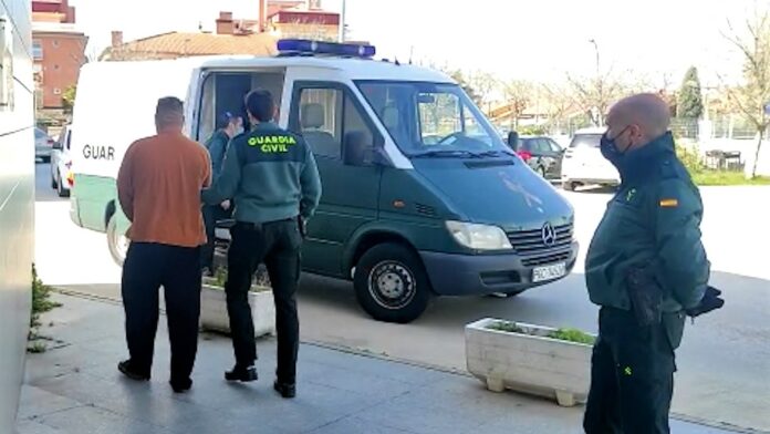 Uno de los detenidos en la operación contra la venta de droga en Azuqueca de Henares. (Foto: Guardia Civil)