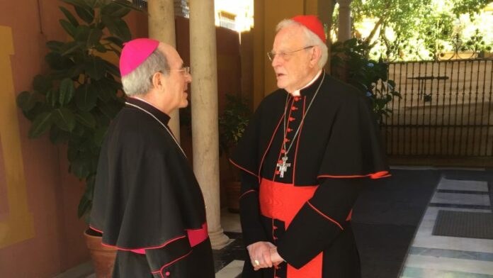 carlos-amigo-y-asenjo Asenjo y Amigo compartieron parte de la historia de la Archidiócesis de Sevilla, en razón de ocupar el mismo cargo, ambos durante un largo período de tiempo.