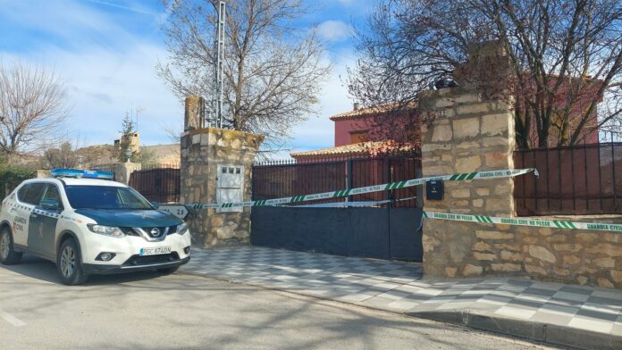 Exterior del chalet donde ha sido asesinada una mujer en la madrugada del 4 de abril de 2022 en un pueblo de Cuenca.
