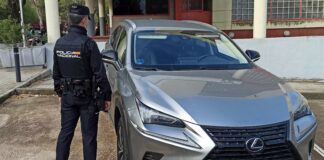 El coche robado no siguió su viaje hacia Europa; en la imagen, en el exterior de la Comisaría de Guadalajara. (Foto: CNP)