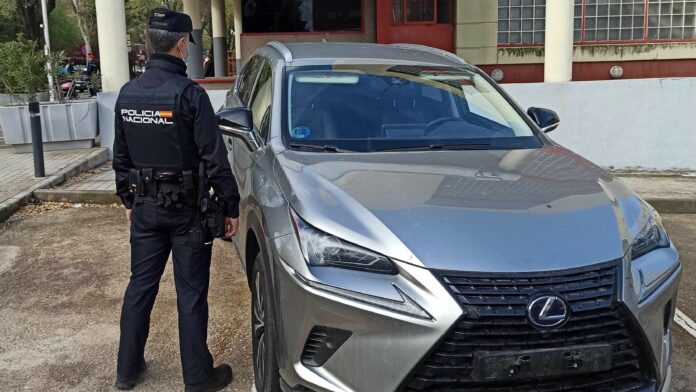 Sucesos.- La Policía Nacional intercepta y recupera en Guadalajara un vehículo de alta gama robado días antes en Madrid El coche robado no siguió su viaje hacia Europa; en la imagen, en el exterior de la Comisaría de Guadalajara. (Foto: CNP)