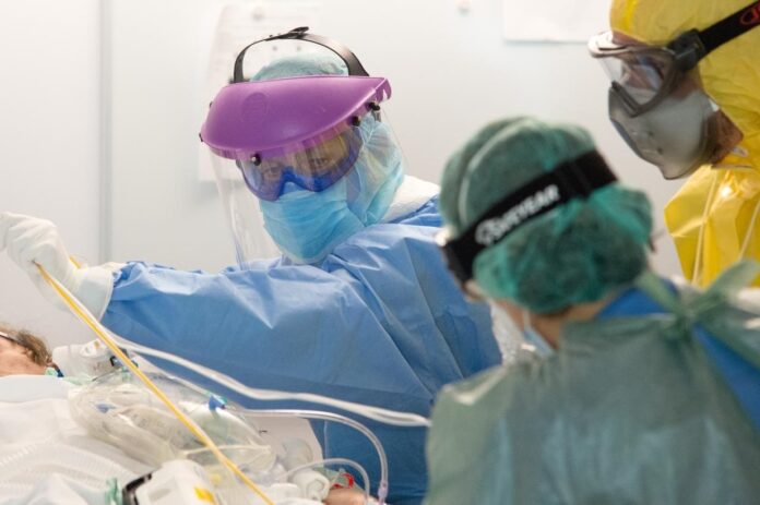 Atención a un paciente de COVID en un hospital de Castilla-La Mancha.