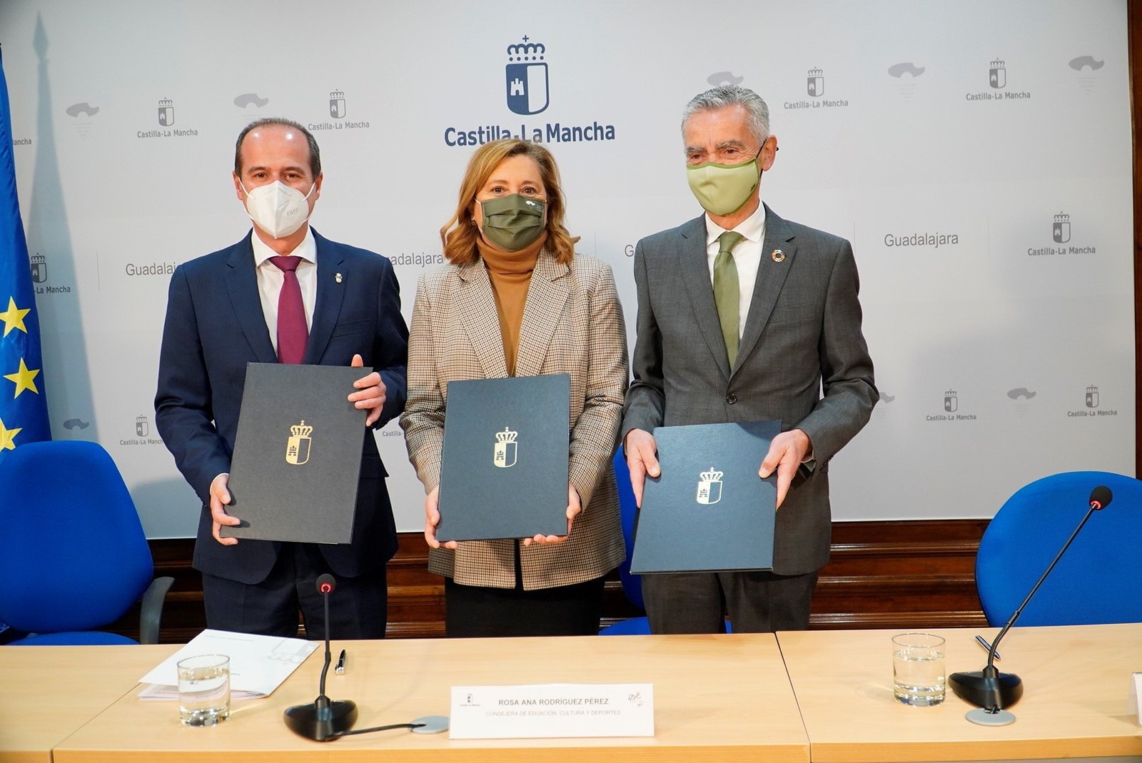 Firma del convenio con Iberdrola para la iluminación del puente árabe de Guadalajara, el 4 de abril de 2022.