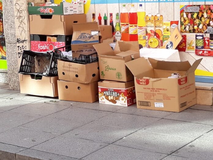 Embalajes de cartón a las puertas de un establecimiento de Guadalajara. (Foto: EP)
