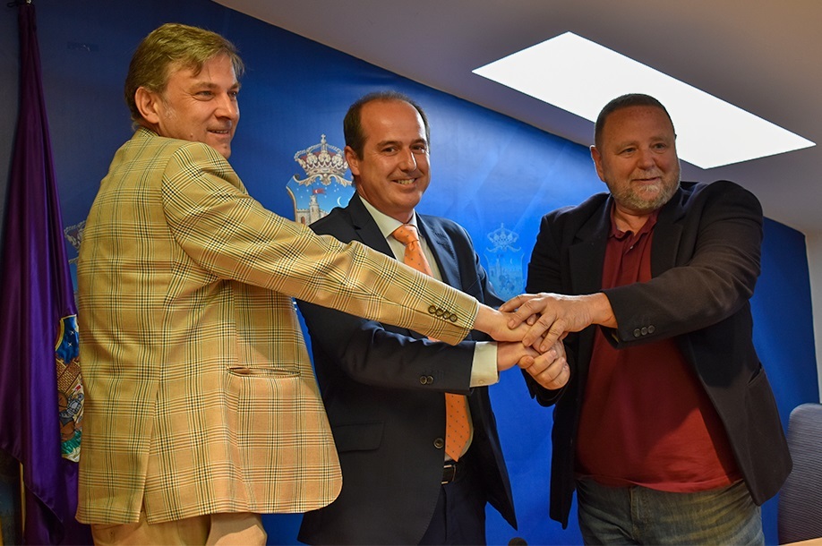 Parlorio, Rojo y Pajares, tras la firma del convenio, el 26 de abril de 2022, en el Ayuntamiento de Guadalajara.