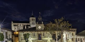 Fotografía nocturna de Cogolludo, con la fachada del Ayuntamiento en primer plano.
