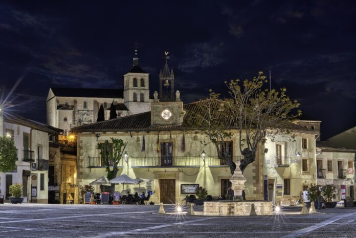 Fotografía nocturna de Cogolludo, con la fachada del Ayuntamiento en primer plano.