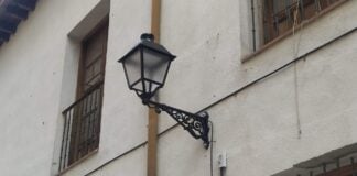 Algunas de las farolas que se están instalando son de un diseño más sencillo, como ocurre con las ubicadas frente al Teatro Moderno. (Foto: La Crónic@)