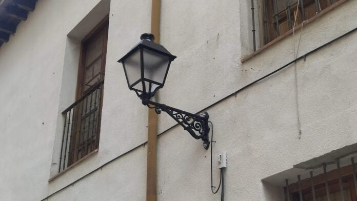 Algunas de las farolas que se están instalando son de un diseño más sencillo, como ocurre con las ubicadas frente al Teatro Moderno. (Foto: La Crónic@)