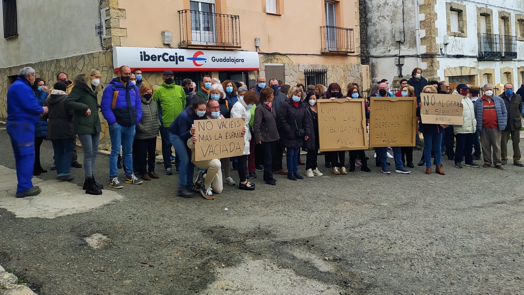 Protesta de los vecinos ante la oficina de Ibercaja en Villanueva de Alcorón.