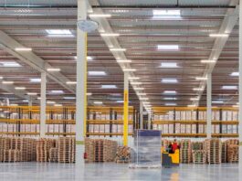 Interior de una nave de logística de DHL.