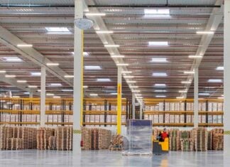 Tres nuevos grados de FP se imparten en Guadalajara Interior de una nave de logística de DHL.