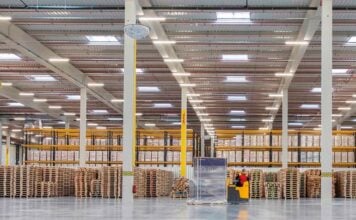 Huelga en Quer Interior de una nave de logística de DHL.