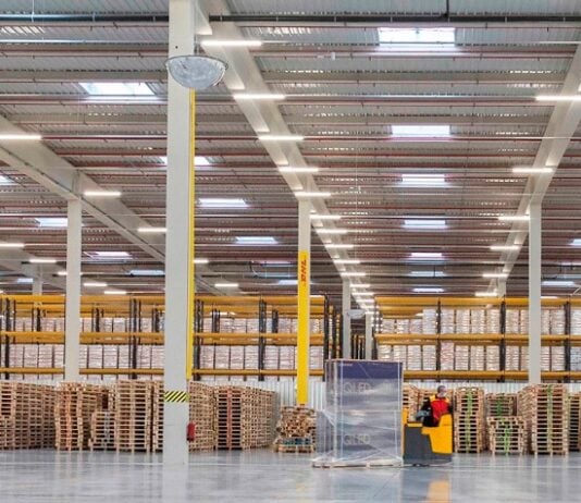 Interior de una nave de logística de DHL.