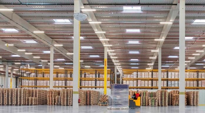 Huelga en Quer Interior de una nave de logística de DHL.