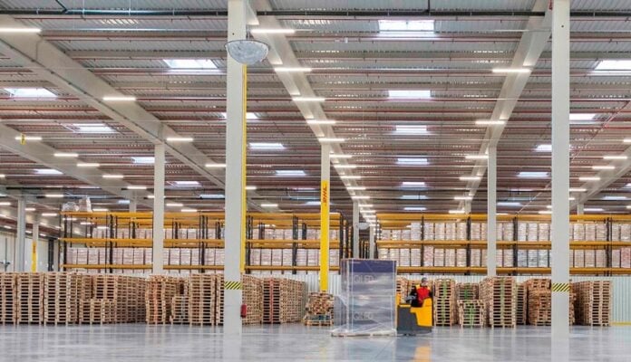 Interior de una nave de logística de DHL.