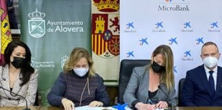 Firma del convenio entre Microbank y el Ayuntamiento de Alovera.
