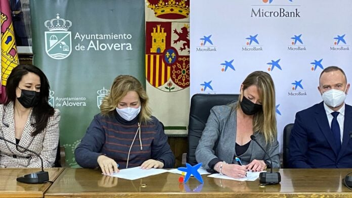 Firma del convenio entre Microbank y el Ayuntamiento de Alovera.