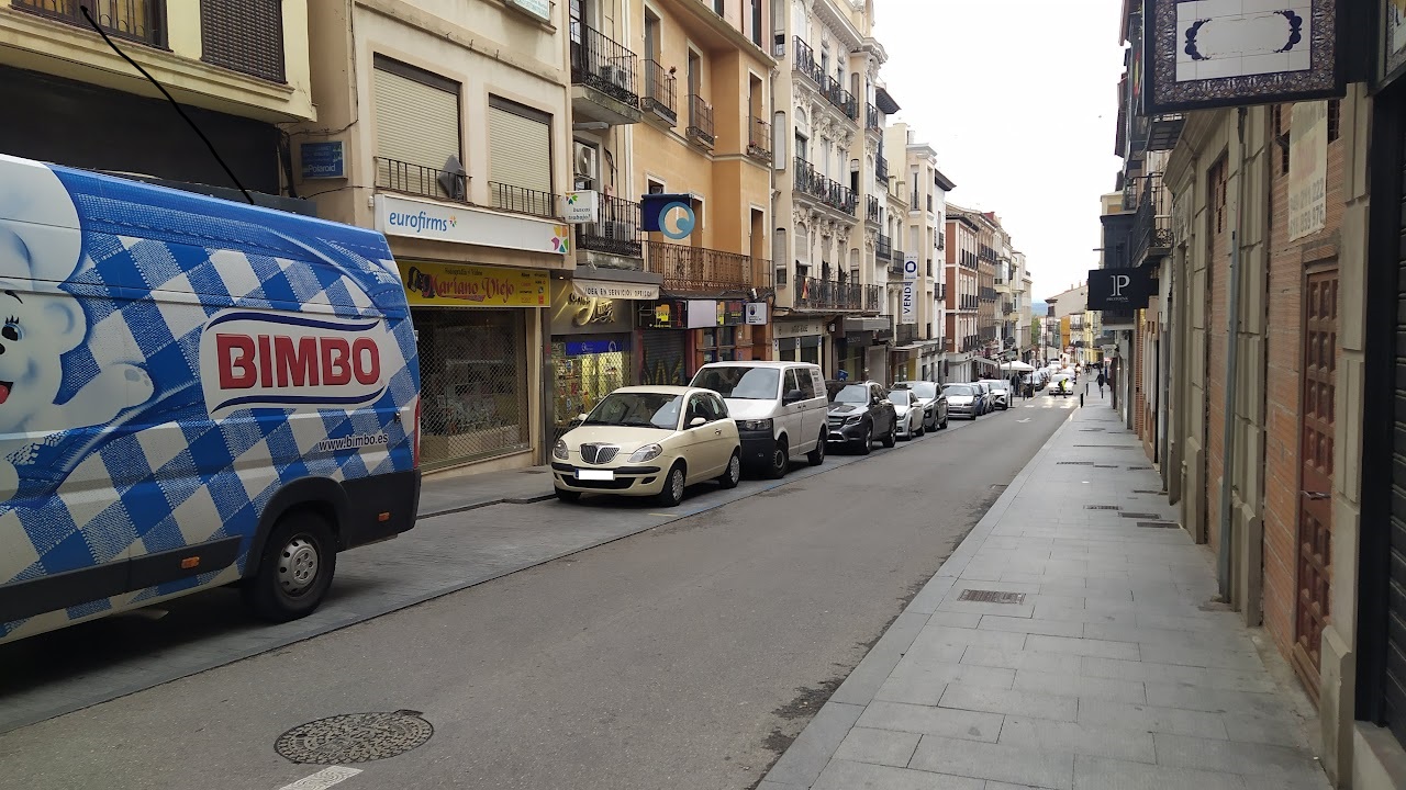 Calle de Miguel Fluiters, en Guadalajara, donde se  quitarán plazas de aparcamiento para ensanchar la acera y plantar árboles. (Foto: La Crónic@)