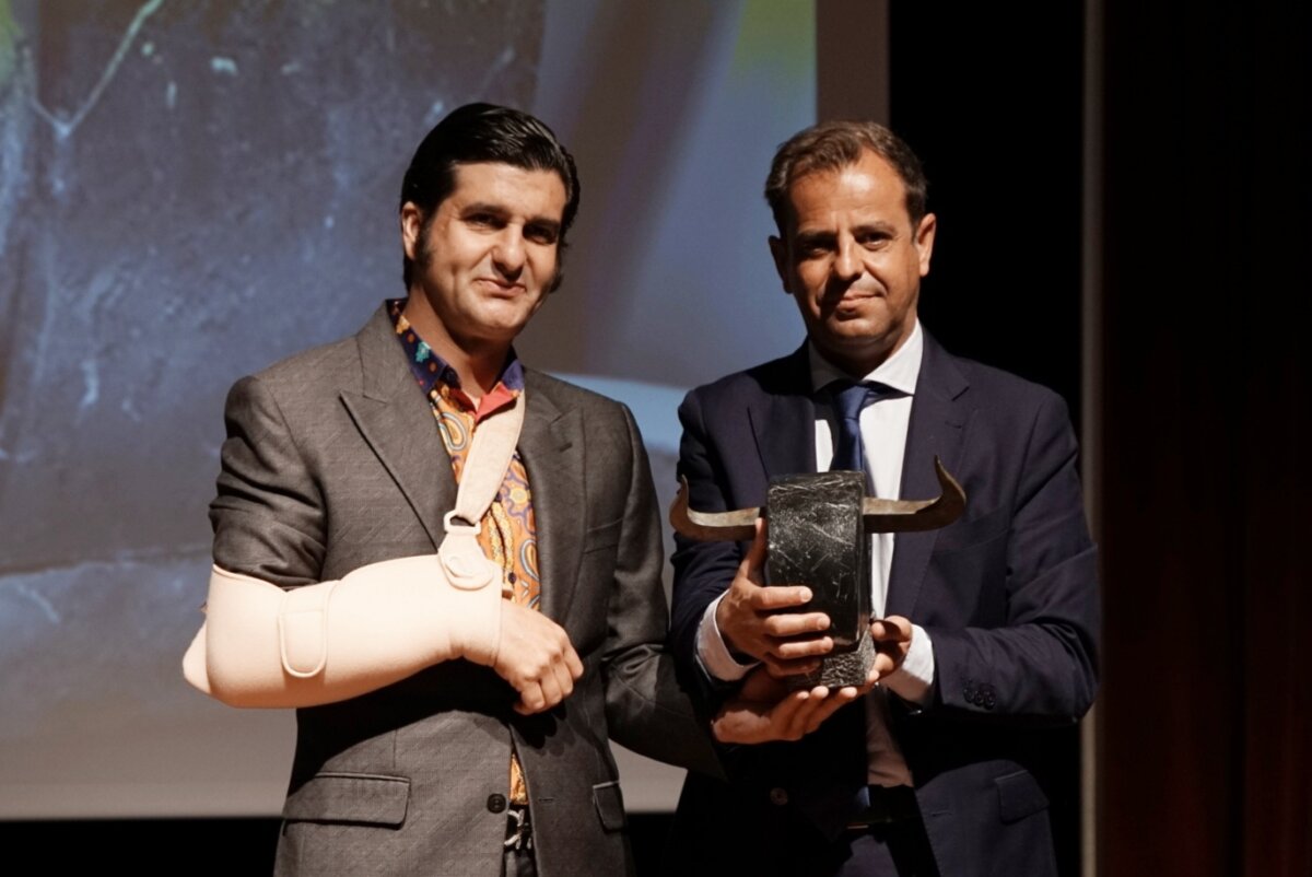 De esta guisa acudió Morante el pasado miércoles, 20 de abril, a recoger un premio, con el brazo en cabestrillo.