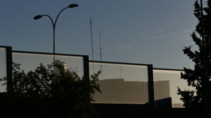 Ejemplo de pantallas contra el ruido en Guadalajara, instaladas en la A-2, a la altura del GEO. (Foto: La Crónic@)