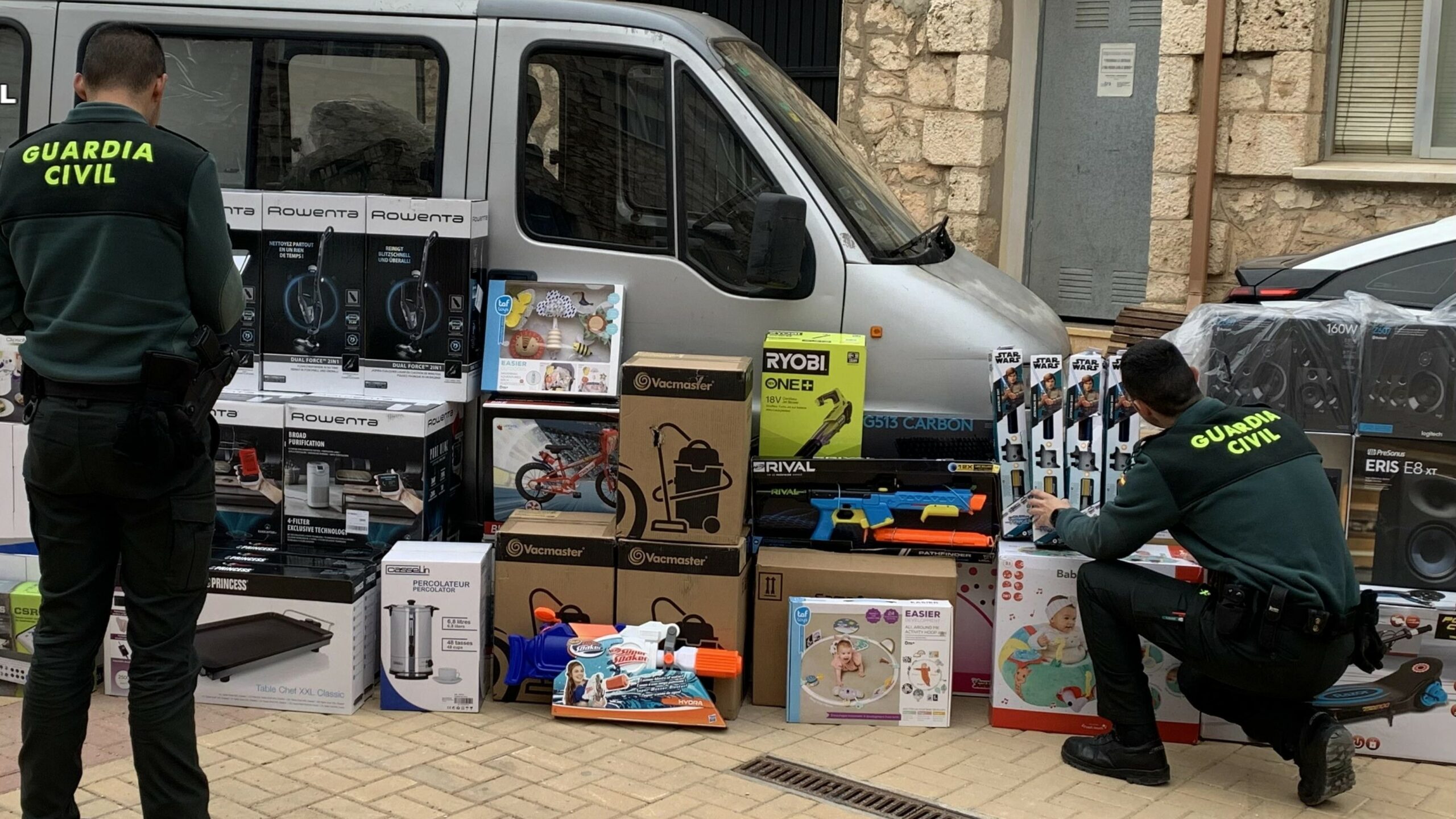 Parte del material recuperado por la Guardia Civil en Torija.