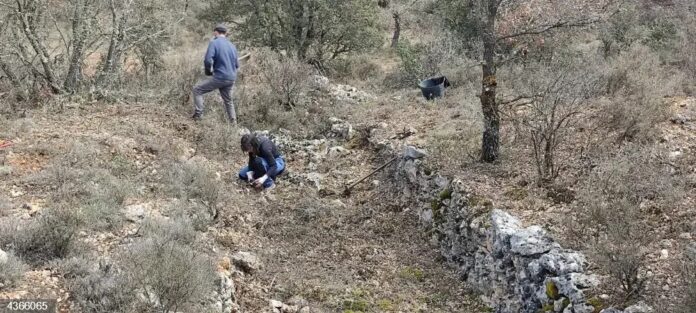 Trabajos arqueológicos en el campo de prisioneros de Jadraque, en abril de 2022.