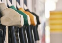 Colas en las gasolineras para ahorrarse unos euros ante la subida de los carburantes Surtidores de carburante en una gasolinera española.