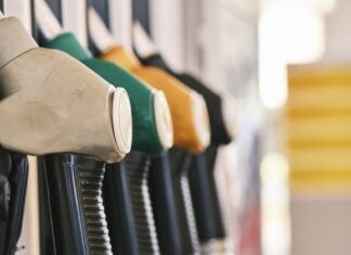 Colas en las gasolineras para ahorrarse unos euros ante la subida de los carburantes Surtidores de carburante en una gasolinera española.