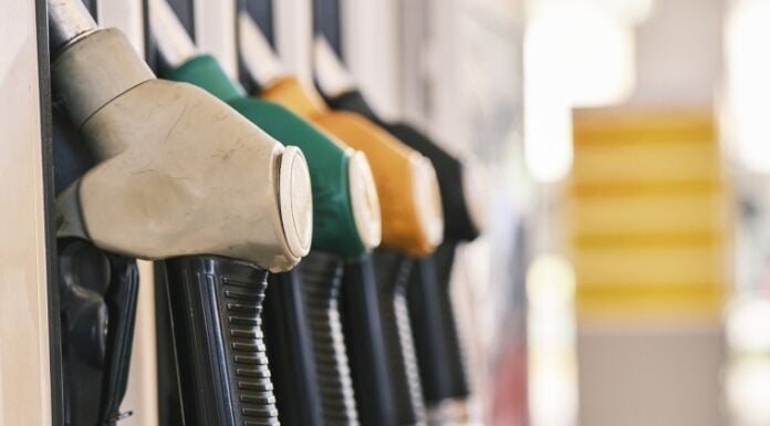 Una gasolinera de Guadalajara vendía gasoil «demasiado» barato Surtidores de carburante en una gasolinera española.